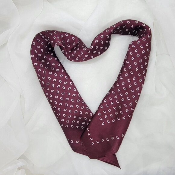✨Luxurious Silky Square Scarf Mini-Paisley Teardrop Neck Head Bandana Maroon New - Picture 2 of 5